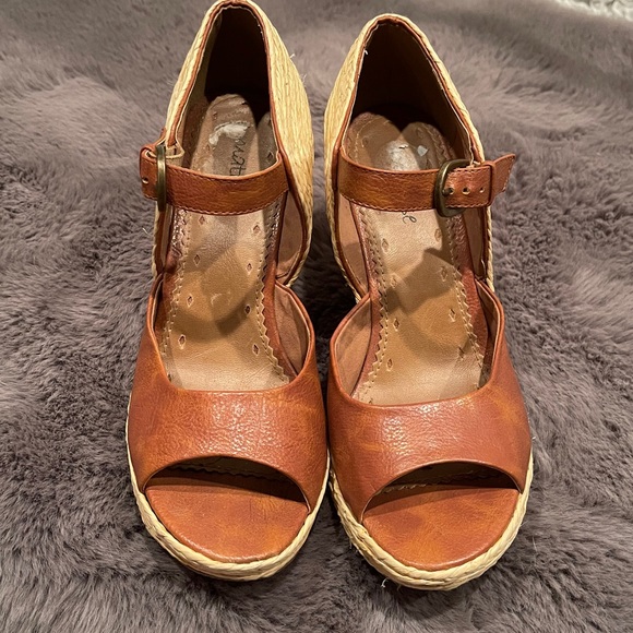 Size 7 gorgeous wicker and cognac coloured wedges. - Picture 3 of 4